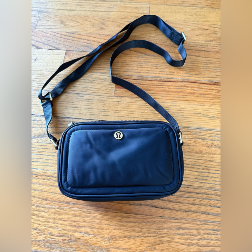 Lululemon Athletica black camera bag 2L